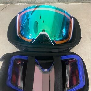 Sleek VR Headset with Interchangeable Lenses - Green and Blue